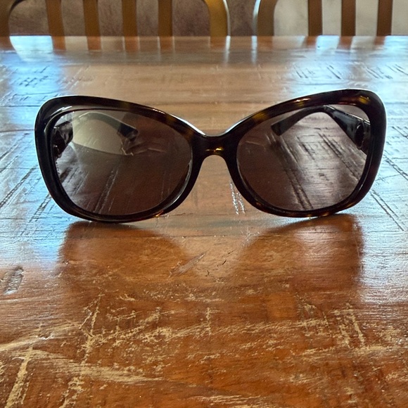 CHANEL vintage Chic Tortoise Shell Sunglasses with silver spinning logos - Picture 2 of 8